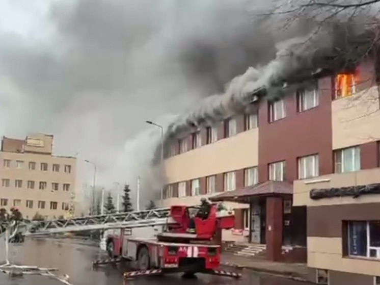 На юго-востоке Москвы загорелось административное здание