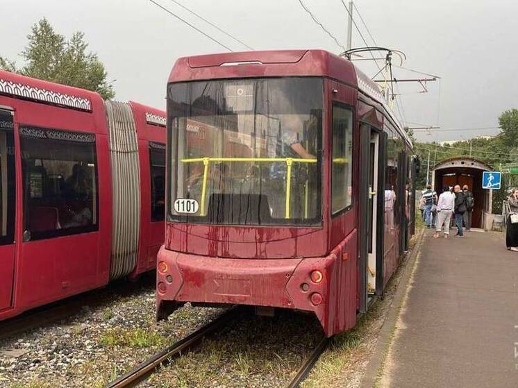 Столкнулись в Казани на Адоратского автобус и троллейбус