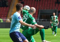 Как в одном матче посмотреть и футбол, и смешанные единоборства, а еще к тому же стенка на стенку? Но главное – как за это вот всё ничего не получить? Так, Контрольно-дисциплинарный комитет Российского футбольного союза (КДК РФС) не будет проводить проверку и разбирательство по массовой драке. Она случилась в конце игры, когда персонал грозненского «Ахмата» решил проучить игрока «Сочи» Неманью Стоича за то, что тот толкнул Георгия Мелкадзе в самом конце матча. 