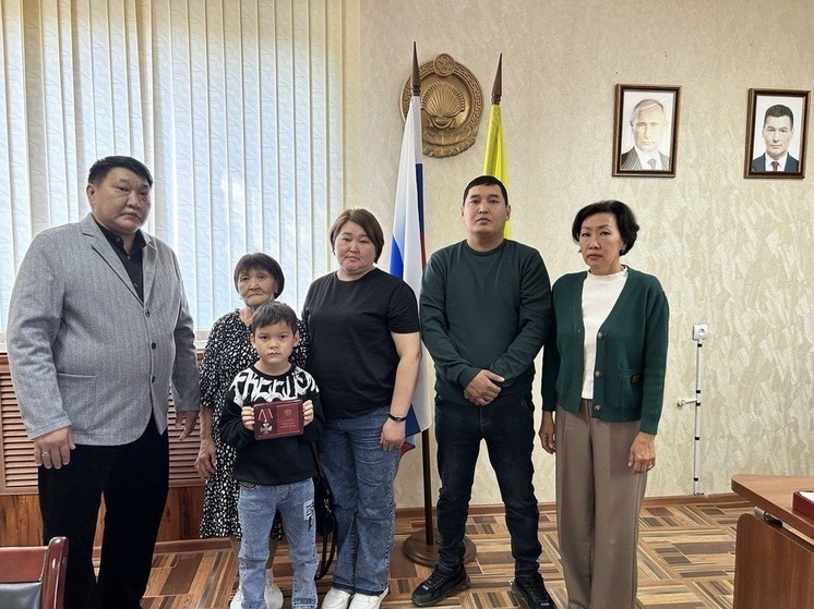 В Юстинском районе Калмыкии семье погибшего героя передали орден Мужества