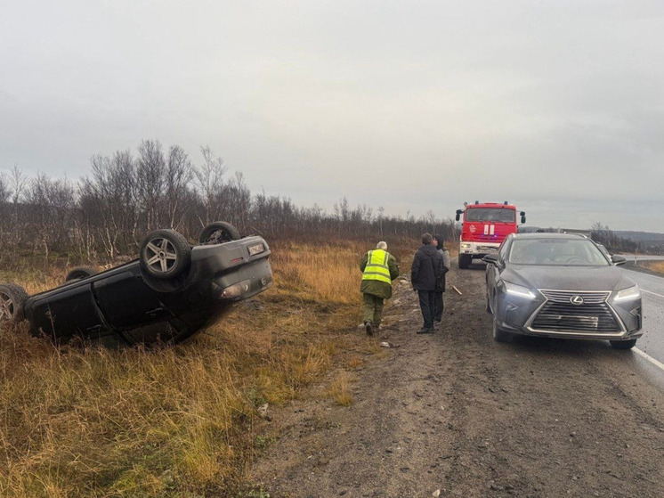 В Кольском районе Mazda-3 съехала с дороги и перевернулась