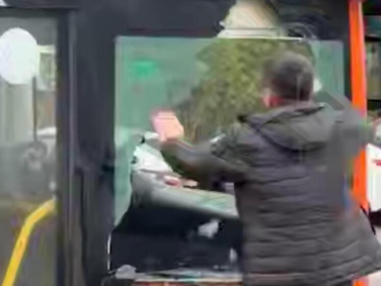 Пассажир с ножом разнес автобус в Нижнем