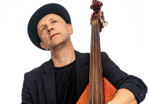 На этой неделе, 30 октября, Билли Новику, фронтмену арт-джаз-роковой группы Billy’s Band, исполняется пятьдесят лет. Юбилей у музыканта оказался двойным, потому что его группа отмечает 25-й год карьеры. По всем этим радостным поводам «ЗД» поболтала по душам с Билли, встретившись на берегу канала Грибоедова в его родном Санкт-Петербурге, песни о котором плотно вошли в репертуар юбиляра.
