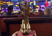 На церемонии вручения наград Российской национальной премии в области детского, юношеского, семейного кино и телевидения ТЭФИ KIDS, прошедшей в понедельник в театре Et Cetera, стало окончательно понятно, что к детскому телеконтенту относятся сейчас по-взрослому. К тому же многие проекты, подразумевающие юную аудиторию, вполне адаптированы и под тех, кто значительно старше.