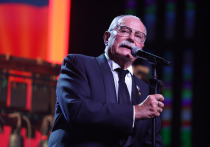 Этот юбилей Никиты Михалкова отметили так, как никогда раньше, грандиозно! Всю неделю на самых разных каналах шли его лучшие фильмы, документалка «и это всё о нем», мастер-класс для студентов, редкие кадры, и первое лицо государства высказал теплые слова