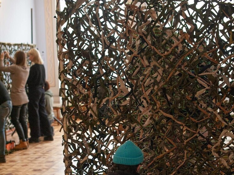 Ветеран труда из Кизляра в 92 года плетёт маскировочные сети для участников СВО