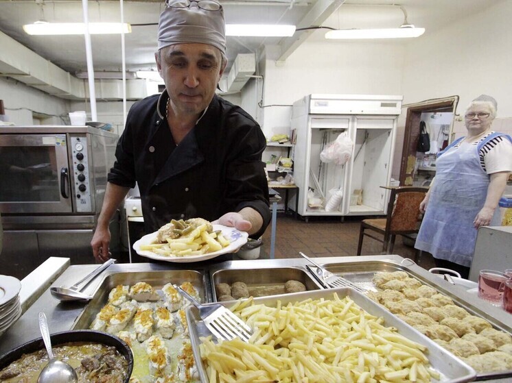 В Госдуме предложили организовать школьное питание в формате шведского стола