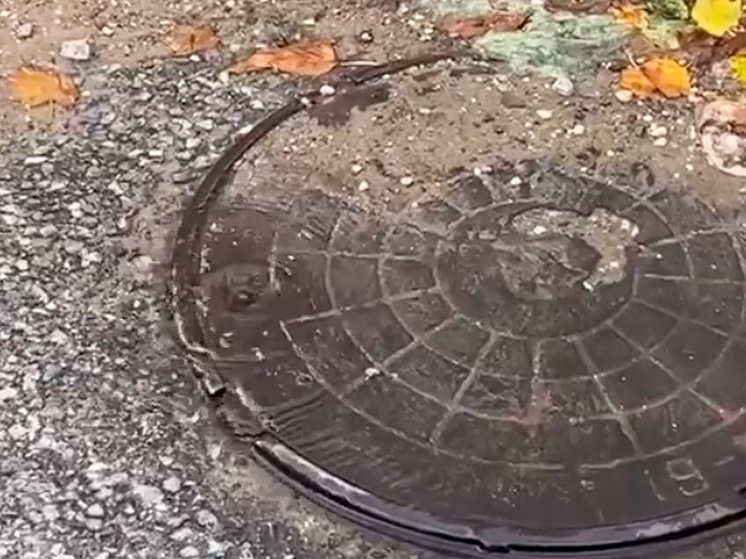 В Липецке фонтан из канализации тревожит местных жителей