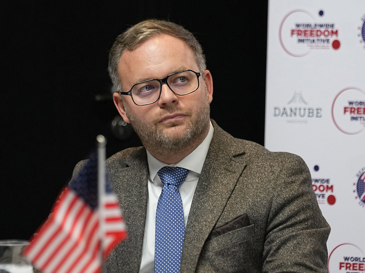 Советник премьер-министра Венгрии Виктора Орбана – Балаж Орбан - заявил в интервью газете Politico, что Венгрия хочет создать внутри Евросоюза альянс с Чехией и Словакией для противодействия поддержке Украины. 
Евросоюз разваливается? Ситуацию для «МК» прокомментировал политолог, бывший руководитель Российско-польского центра диалога и согласия, президент фонда «Возвращение» Юрий Бондаренко.