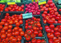 «Ты почем помидоры покупаешь? По 500? Ну и дурак, за углом по 1000 есть!» Старый анекдот про новых русских и галстуки можно пересказать на новый лад — об овощах