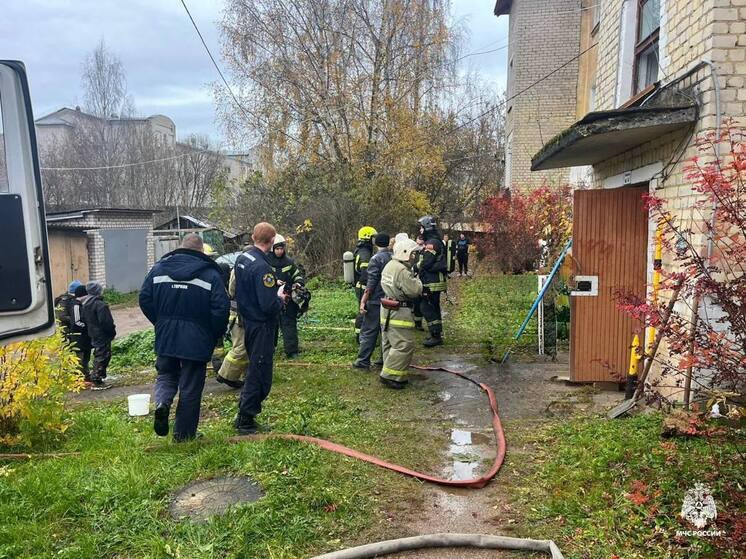 Людей эвакуировали из горящего дома в Тверской области