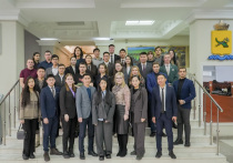 В декабре 2025 года Молодежная палата при Улан-Удэнском городском совете депутатов будет отмечать юбилей — 20 лет со дня основания. За годы работы она стала площадкой, где молодые улан-удэнцы учатся гражданской ответственности, формируют инициативы и напрямую влияют на развитие городской среды.