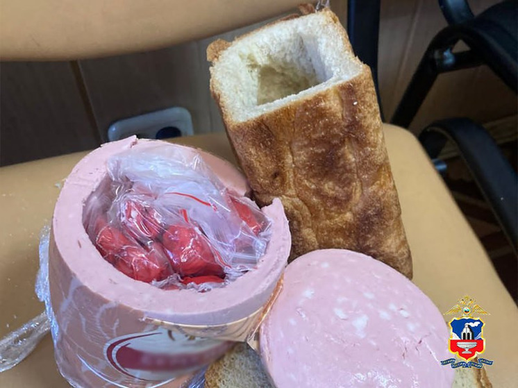 Правоохранителям поступила оперативная информация о наркообороте в Барнауле. При ее реализации полицейские задержали двух жителей Заринска, которые привезли партию «синтетики» в буханке хлеба и батоне колбасы.