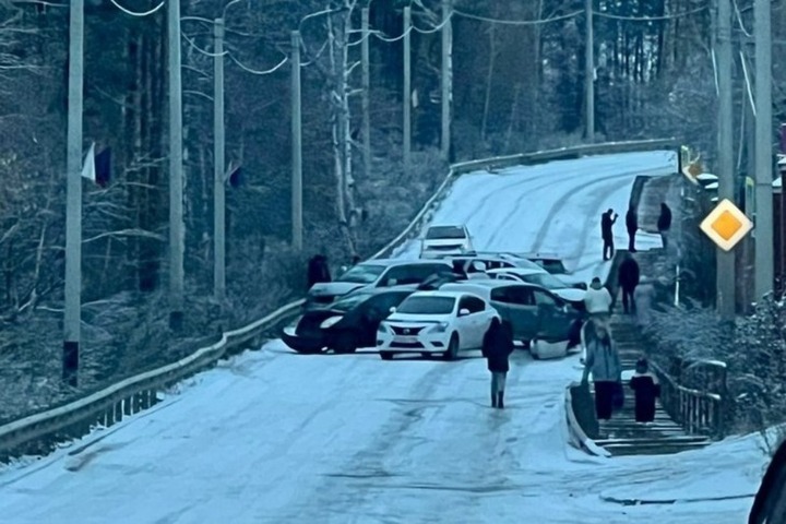 Массовое ДТП с 8-ю машинами произошло в российском регионе