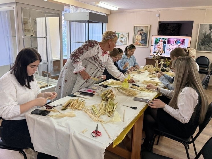 Во Мценске прошёл мастер-класс по плетению из листьев початков кукурузы