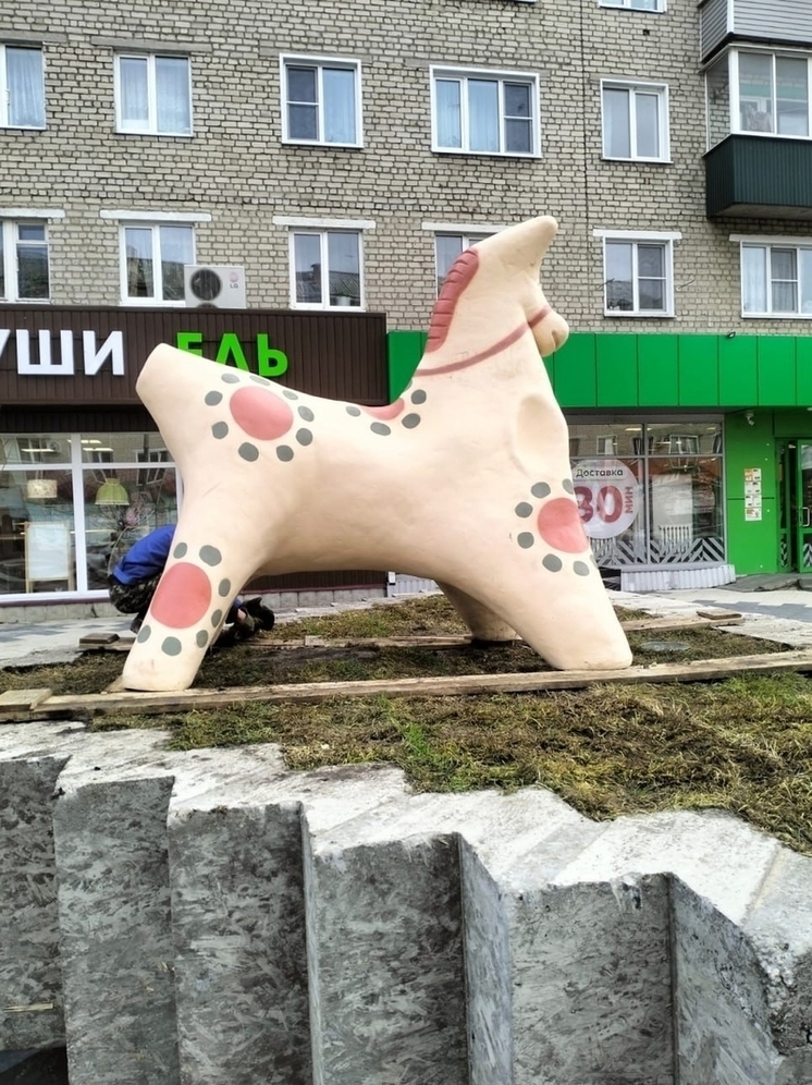 В Ливнах на бульваре «Рабочий меридиан» установили огромные «плешковские лошадки»