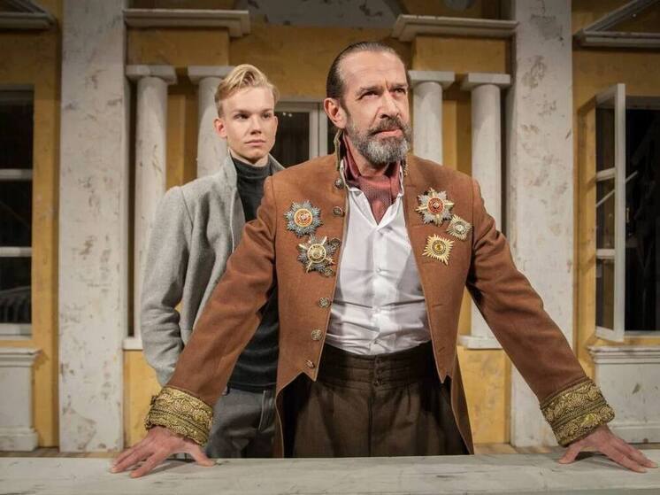 Куряне с вечера заняли очередь за билетами на «Ревизора» с Машковым