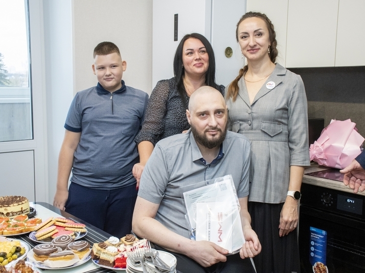 В Орле ветерану специальной военной операции филиал фонда «Защитники Отечества» передал ключи от автомобиля с ручным управлением