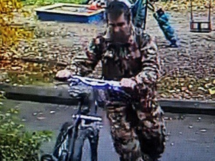 В Петрозаводске мужчина в камуфляже украл велосипед с детской площадки