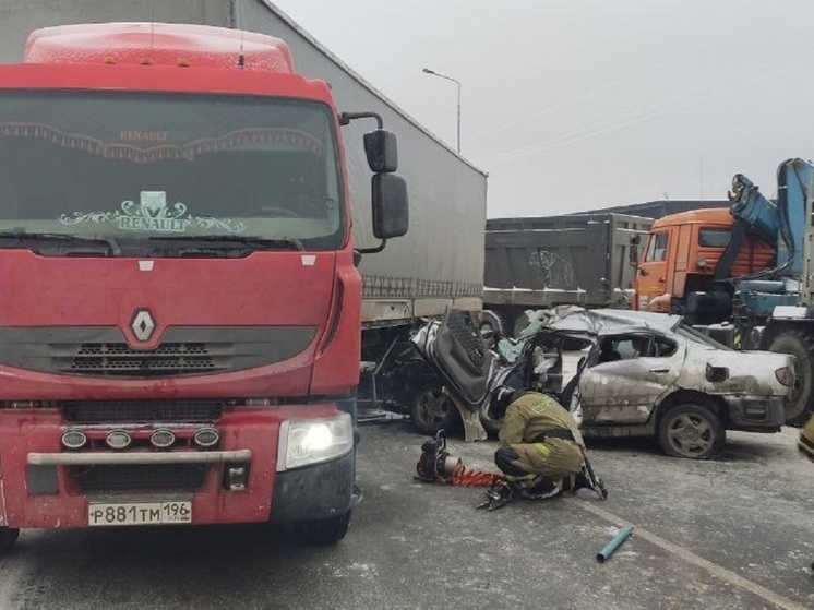 На трассе Сургут — Салехард грузовик расплющил легковушку