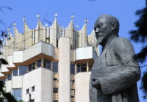 К 180-летию выдающегося казахского поэта, мыслителя, переводчика, музыканта, народного просветителя и видного общественного деятеля Центральный государственный музей Республики Казахстан (ЦГМ РК) приурочил тематическую выставку под названием «Хакім Абай мYрасы» — «Наследие Абая»