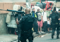 По меньшей мере 64 человека погибли в самый жестокий день в бразильском Рио-де-Жанейро во время полицейских рейдов в фавелы