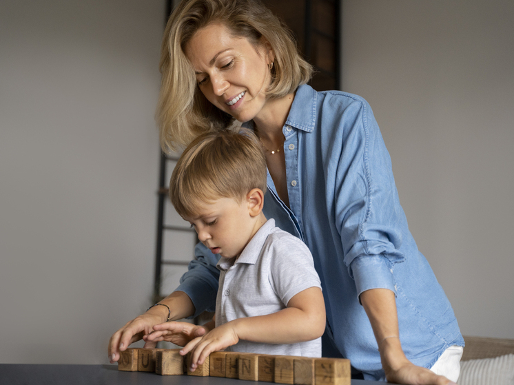 Банк назвал гендерные различия в финансовом воспитании детей