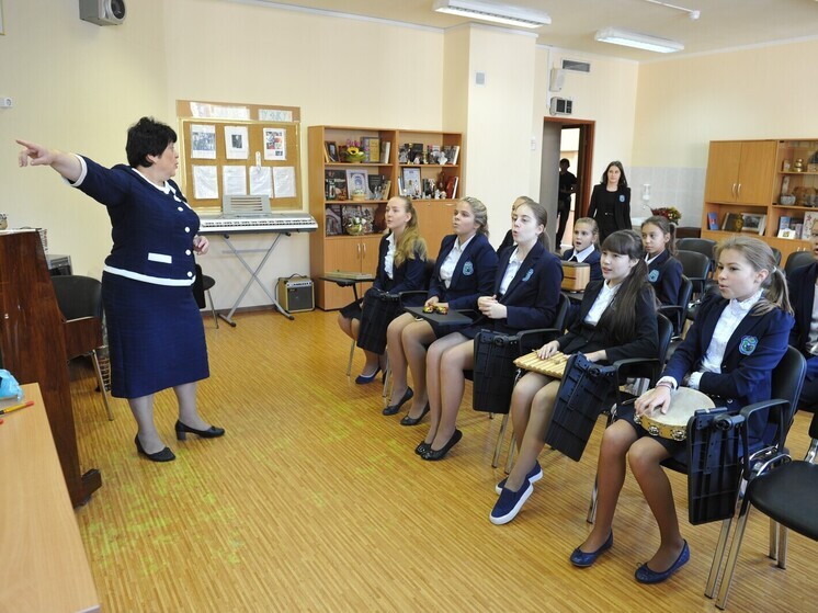 Выяснилось, что учителя РФ жаловались на зарплаты, но массового снижения нет