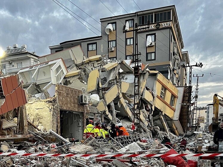 Пятиэтажка рухнула в турецкой провинции, под завалами люди