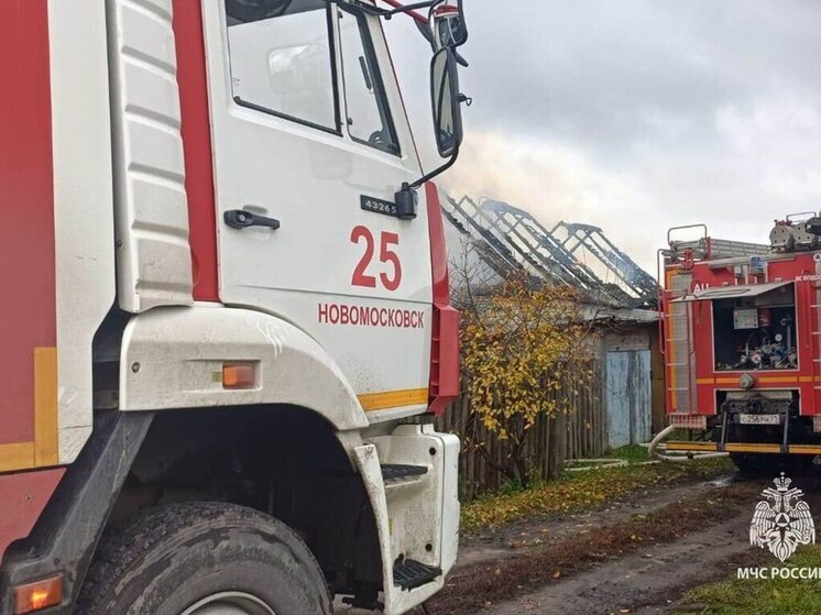 В Новомосковске потушили 80 кв метров заброшенного здания