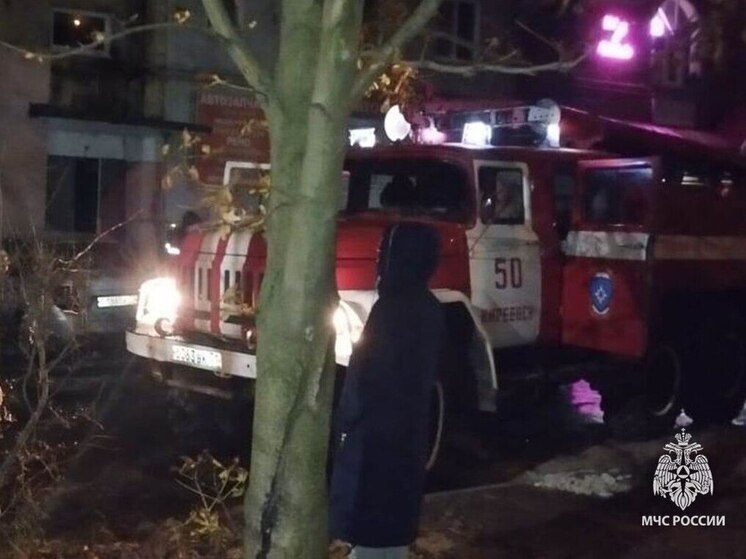В Киреевске из горящего многоквартирного дома вывели двух человек