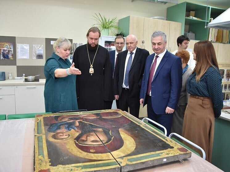 Студенты-реставраторы ВлГУ представили восстановленные иконы из Луганска