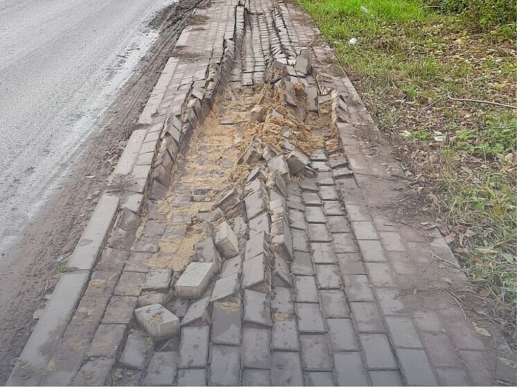 В Орле разрушился тротуар на улице Цветаева