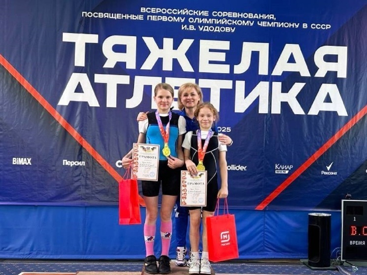 Юные тяжелоатлетки из Ноябрьска победили на всероссийских соревнованиях
