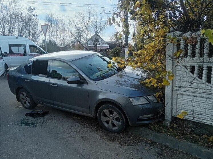 Врезавшись на «Шкоде» в забор, погиб 53-летний воронежец