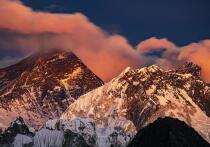 Вертолет разбился во время спасательных работ на фоне не по сезону сильного снегопада, который остановил туризм на Эвересте в Непале и Тибете