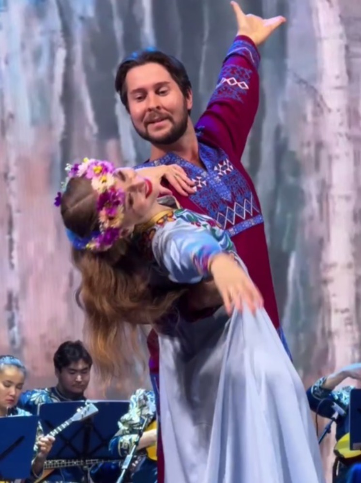 Парад талантов: Астраханский государственный ансамбль песни и танца открыл сезон зажигательной концертной программой