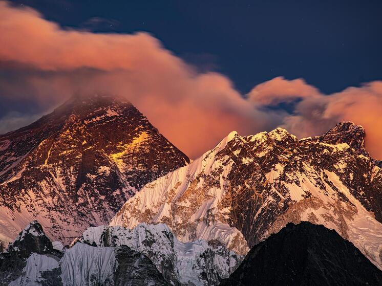 Вертолет разбился во время спасательных работ на фоне не по сезону сильного снегопада, который остановил туризм на Эвересте в Непале и Тибете