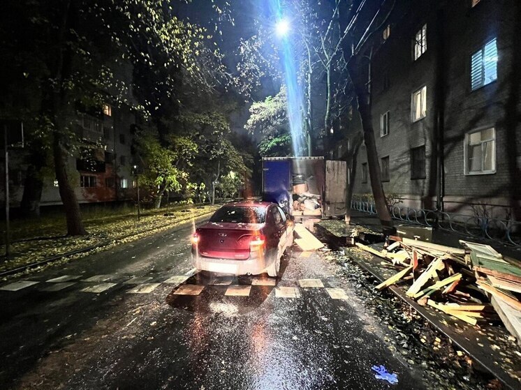 Пьяный водитель сбил в Воронеже девушку, стоящую рядом с «ГАЗелью»