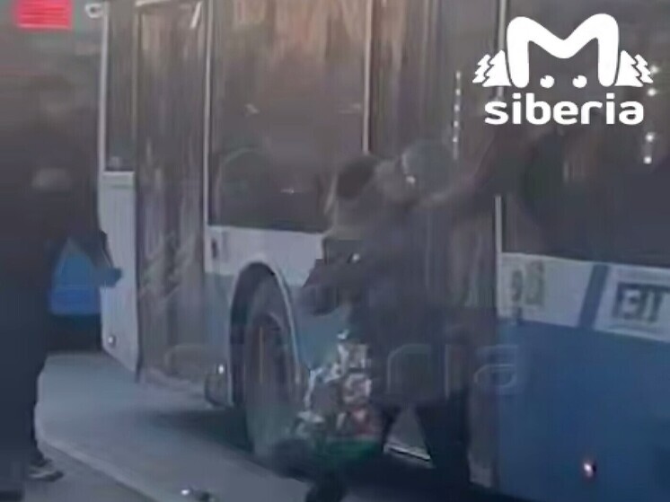 Беременная женщина спровоцировала драку в троллейбусе в Новосибирске