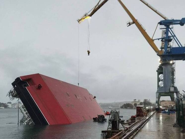 После ЧП с плавкраном в Севастополе нефтепродукты попали в бухту