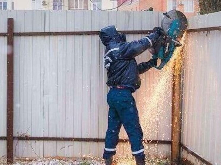 В Омске убрали незаконное ограждение, которое разбивало автомобили