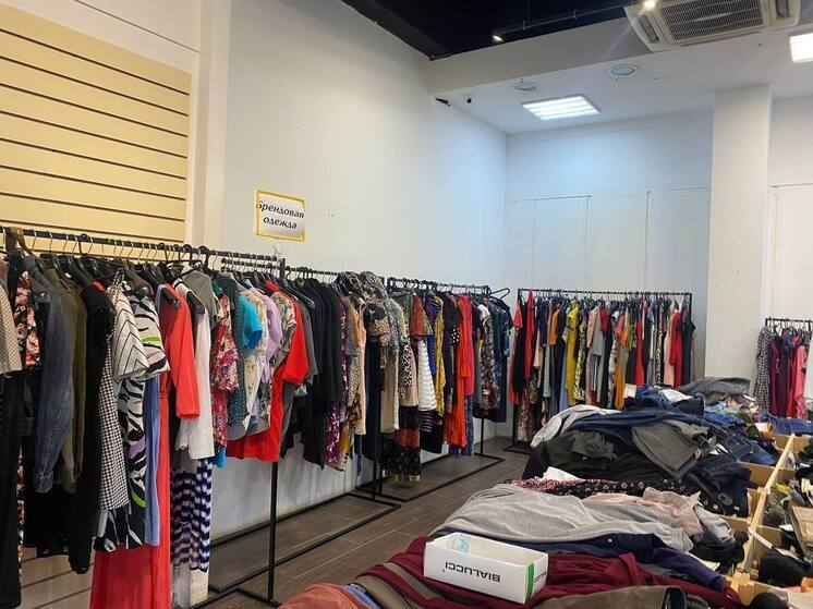 В Петербурге модник примерил бренды и вернул вместо них тряпьё