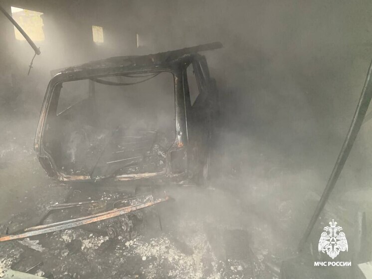 В Губкине из-за неисправного автомобиля сгорел гараж