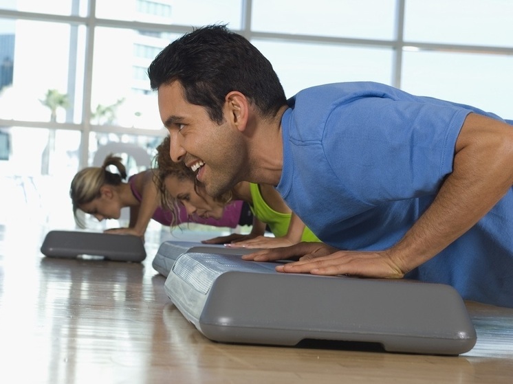 Фитнес-тренер рассказала, как встроить спорт в жизнь при высокой занятости