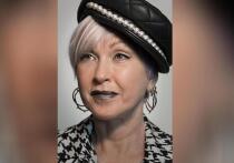 Даже трудно подобрать аналогию: разве что вообразить, как авторка-исполнительница Женя Любич ведет под ручку, в том числе, чтобы и не завалилась ненароком, Жанну Агузарову, которую любила с детства, закладывать кумирше памятный знак на какой-нибудь Площади звезд в Москве, давно, впрочем, снесенной