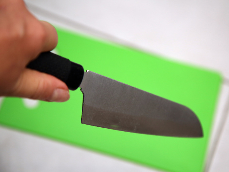 Москвичка ударила ножом едва не задушившего ее бродягу, которого приютила из жалости