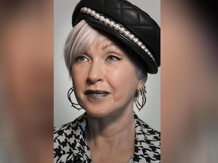 Даже трудно подобрать аналогию: разве что вообразить, как авторка-исполнительница Женя Любич ведет под ручку, в том числе, чтобы и не завалилась ненароком, Жанну Агузарову, которую любила с детства, закладывать кумирше памятный знак на какой-нибудь Площади звезд в Москве, давно, впрочем, снесенной