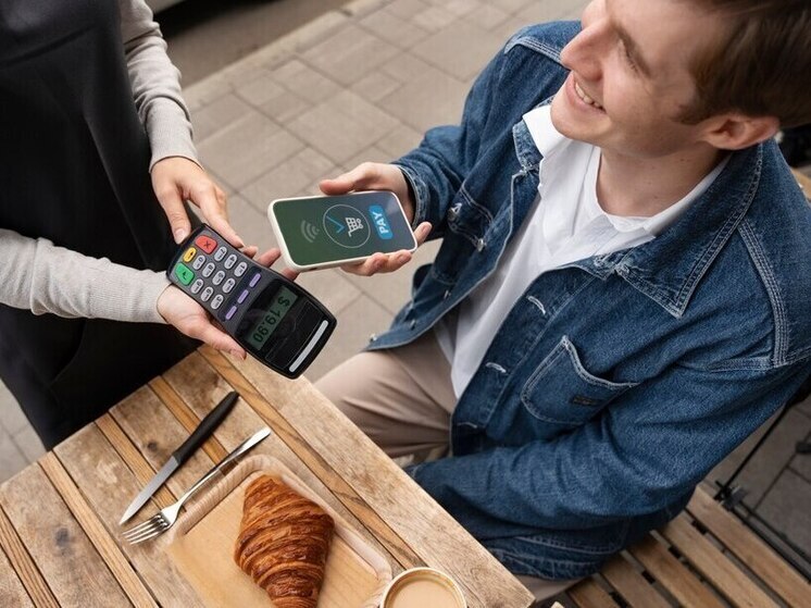 Сибиряки переходят на альтернативные платежные инструменты, а наличные оставляют на подарки и чаевые