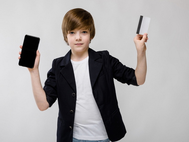 Когда ребенку пригодится собственная банковская карта